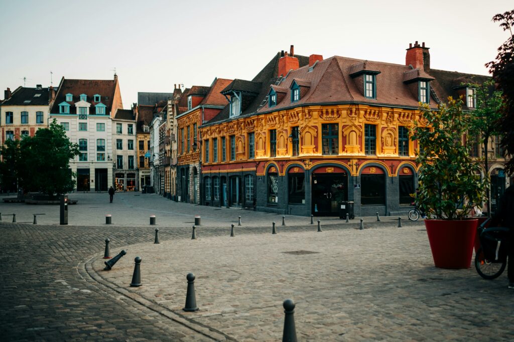 Photo d'illustration montrat une place pavée et un maison à colonnades du vieux Lille