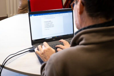 Un transcripteur de l'Unapei en pleine session de travail sur un texte en FALC.